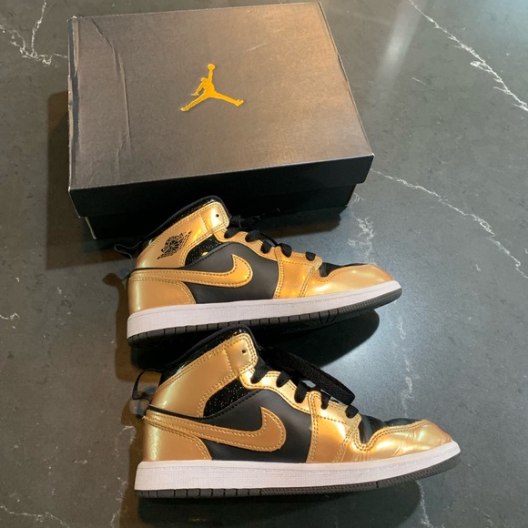 Nike Jordans Black/Metallic Gold - White Size 2.5 Little Kids - Picture 3 of 5